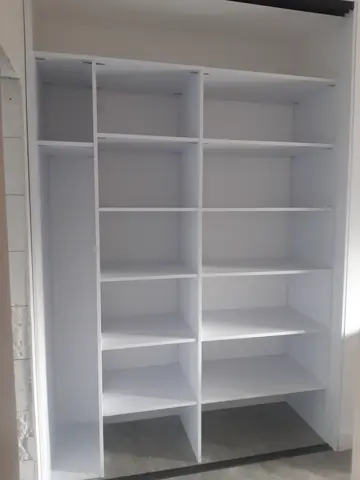 Vnitřní uspořádání skříně na míru do ložnice, bílá