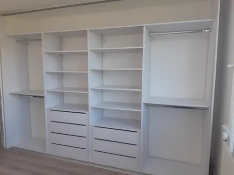 Vnitřní uspořádání skříně na míru do ložnice, bílá