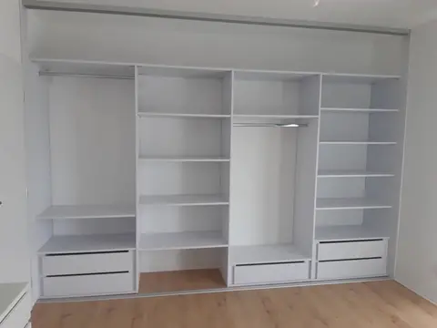 Vnitřní uspořádání skříně na míru do ložnice, bílá