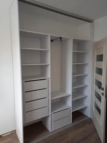Vnitřní uspořádání skříně na míru do ložnice, bílá