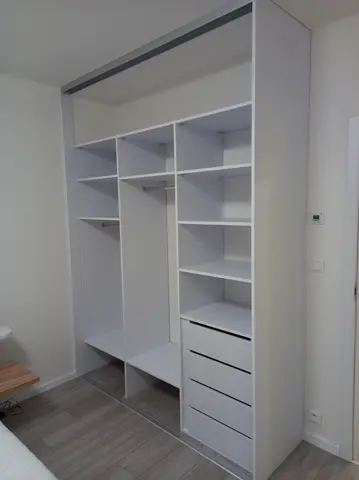 Vnitřní uspořádání skříně na míru do ložnice, bílá