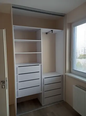 Vnitřní uspořádání skříně na míru do ložnice, bílá