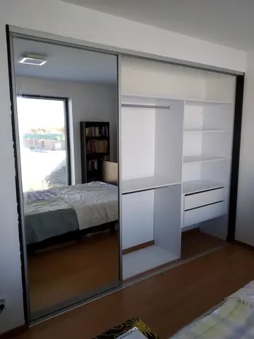 Vnitřní uspořádání skříně na míru do ložnice, bílá