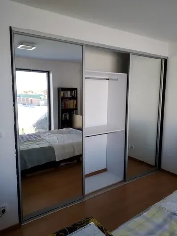 Vnitřní uspořádání skříně na míru do ložnice, bílá