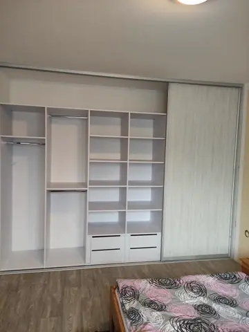 Vnitřní uspořádání skříně na míru do ložnice, bílá
