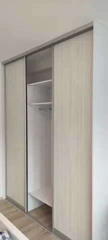 Vnitřní uspořádání skříně na míru do ložnice ve světlém dekoru javor