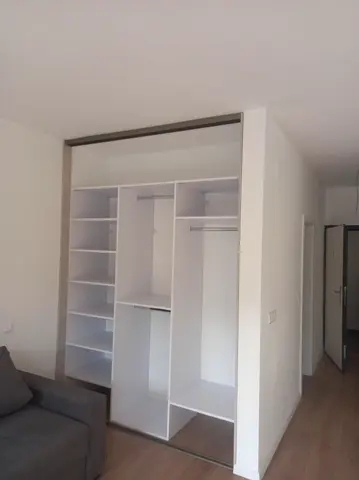 Vnitřní uspořádání skříně na míru do obývacího pokoje, bílá