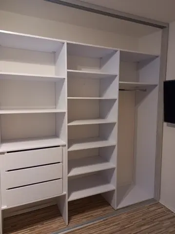 Vnitřní uspořádání skříně na míru do obývacího pokoje, bílá