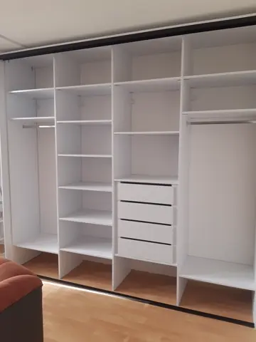 Vnitřní uspořádání skříně na míru do obývacího pokoje, bílá