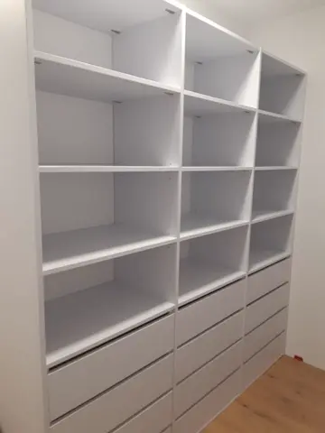 Vnitřní uspořádání skříně na míru do obývacího pokoje, bílá