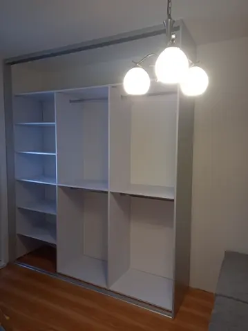 Vnitřní uspořádání skříně na míru do obývacího pokoje, bílá