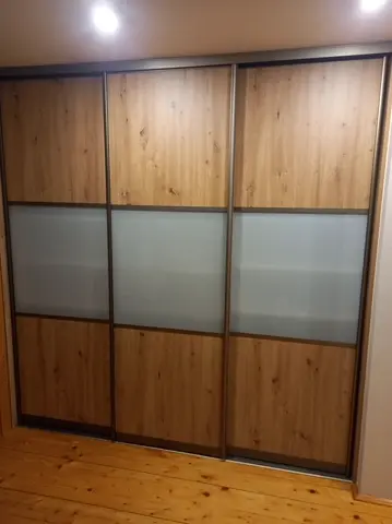 Posuvné dveře na míru s kombinovanou výplní dveří v dekoru dub