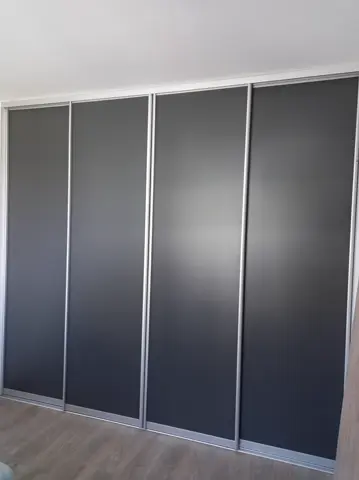 Posuvné dveře na míru se skleněnou výplní, antracit