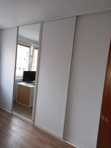 Posuvné dveře na míru s kombinovanou výplní dveří, bílá