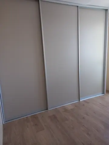 Posuvné dveře na míru se skleněnou výplní, šedá