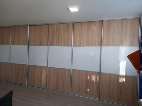 Posuvné dveře na míru s kombinovanou výplní dveří, kombinace dekorů