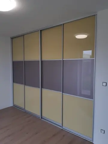 Posuvné dveře na míru se skleněnou výplní, kombinace dekorů