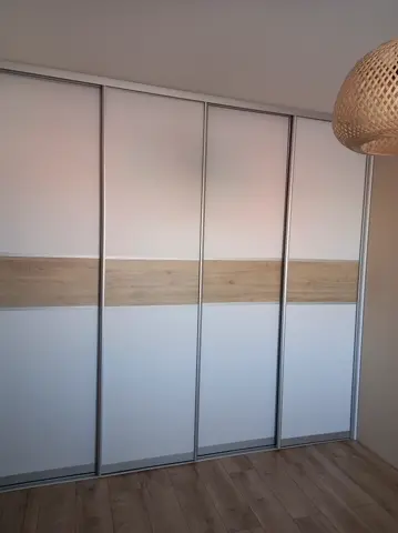Posuvné dveře na míru s kombinovanou výplní dveří, bílá