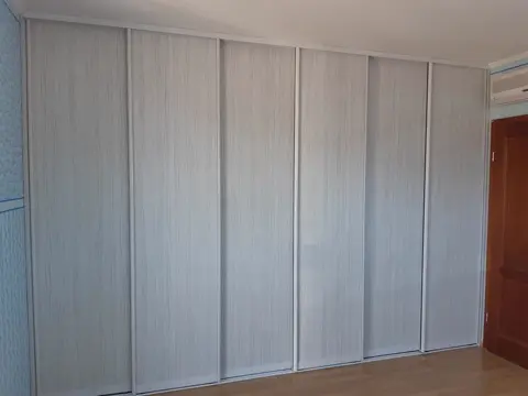 Posuvné dveře na míru s dveřmi v dekoru javor