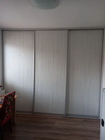 Posuvné dveře na míru s dveřmi v dekoru javor