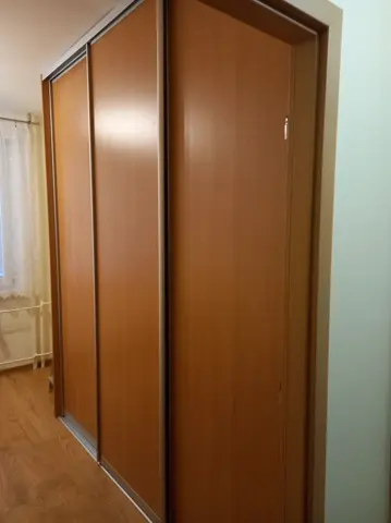Posuvné dveře na míru s dveřmi v dekoru dub