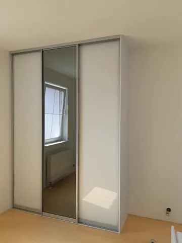 Posuvné dveře na míru s kombinovanou výplní dveří, bílá