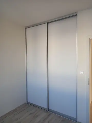 Posuvné dveře na míru se skleněnou výplní, bílá