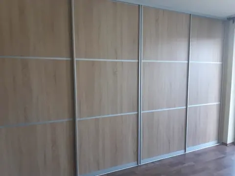 Posuvné dveře na míru s dveřmi v dekoru dub