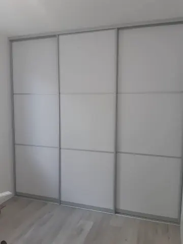 Posuvné dveře na míru se skleněnou výplní, bílá