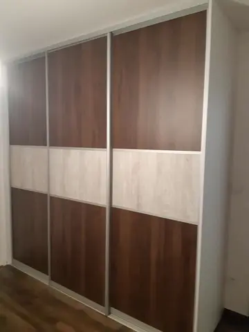 Posuvné dveře na míru s kombinovanou výplní dveří v dekoru ořech