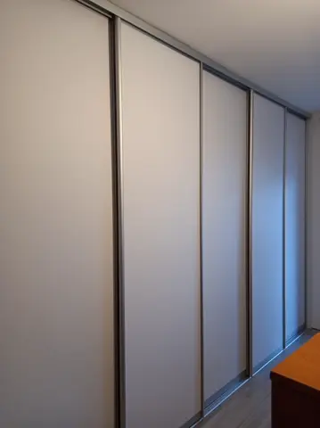 Posuvné dveře na míru se skleněnou výplní, bílá