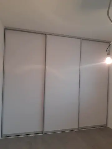 Posuvné dveře na míru se skleněnou výplní, bílá