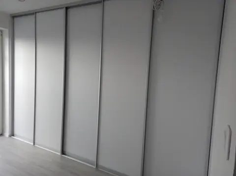 Posuvné dveře na míru se skleněnou výplní, šedá