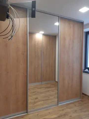Posuvné dveře na míru s kombinovanou výplní dveří v dekoru dub