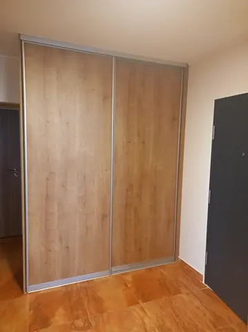 Posuvné dveře na míru s dveřmi v dekoru dub