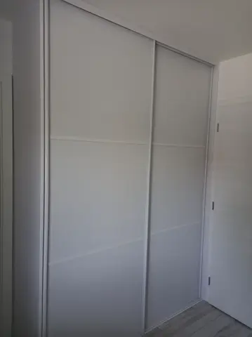 Posuvné dveře na míru se skleněnou výplní, bílá