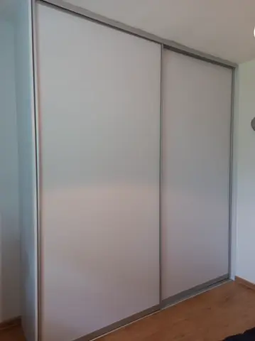 Posuvné dveře na míru se skleněnou výplní, bílá