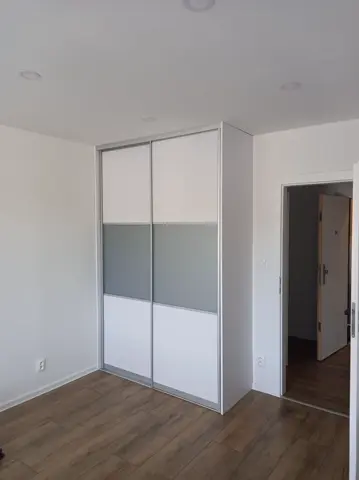 Posuvné dveře na míru s kombinovanou výplní dveří, bílá