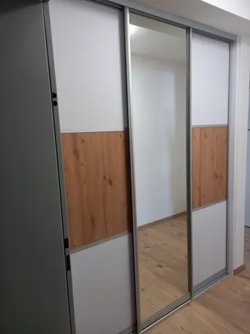 Posuvné dveře na míru s kombinovanou výplní dveří, kombinace dekorů