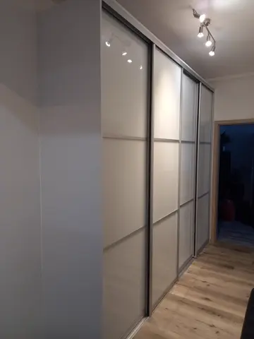Posuvné dveře na míru se skleněnou výplní, bílá