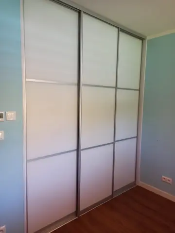 Posuvné dveře na míru se skleněnou výplní, bílá