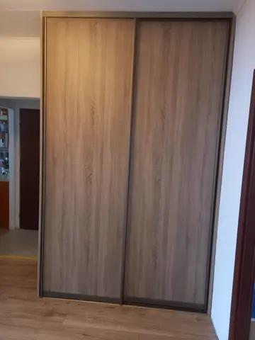 Posuvné dveře na míru s dveřmi v dekoru dub