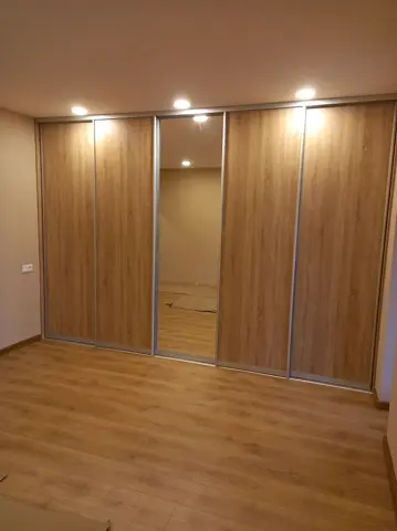 Posuvné dveře na míru s kombinovanou výplní dveří v dekoru dub
