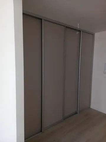 Posuvné dveře na míru se skleněnou výplní, šedá