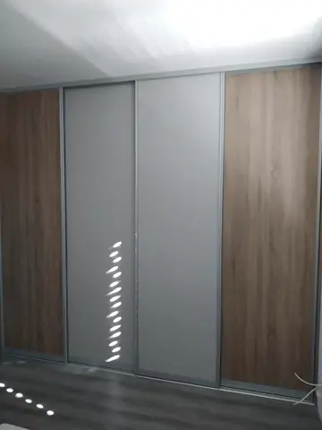 Posuvné dveře na míru s kombinovanou výplní dveří, kombinace dekorů