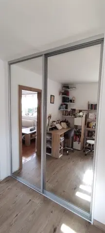 Posuvné dveře na míru se zrcadlovými dveřmi, šedá