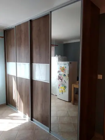 Posuvné dveře na míru s kombinovanou výplní dveří v dekoru ořech