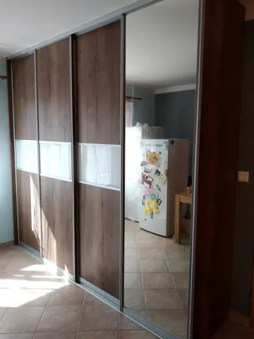 Posuvné dveře na míru s kombinovanou výplní dveří v dekoru ořech