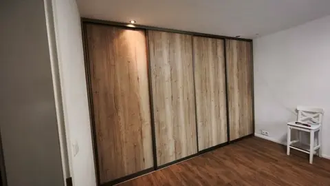 Posuvné dveře na míru s dveřmi v dekoru dub