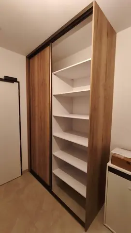Posuvné dveře na míru se skleněnou výplní v dekoru dub